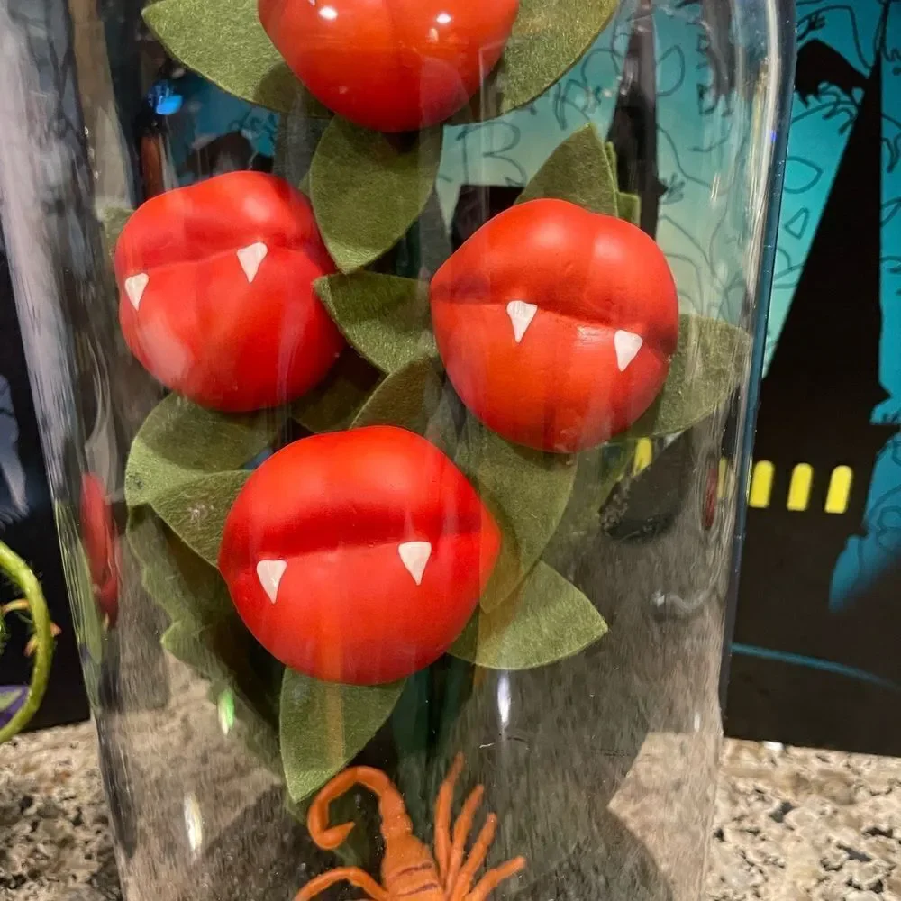 Hyde and EEK Kiss Of Death Vampire Lips Cloche Plant Set 2021 COOL Halloween